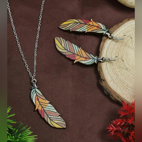 Feathered shape necklace and drop earrings - Picture 2 of 9